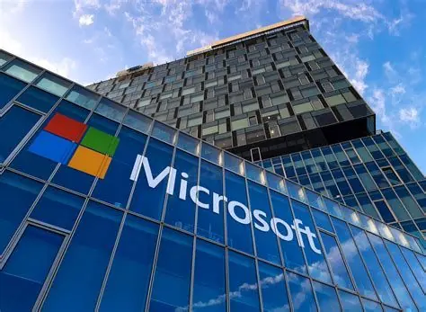 Equipe de escritório colaborando em vários dispositivos com o Microsoft 365
